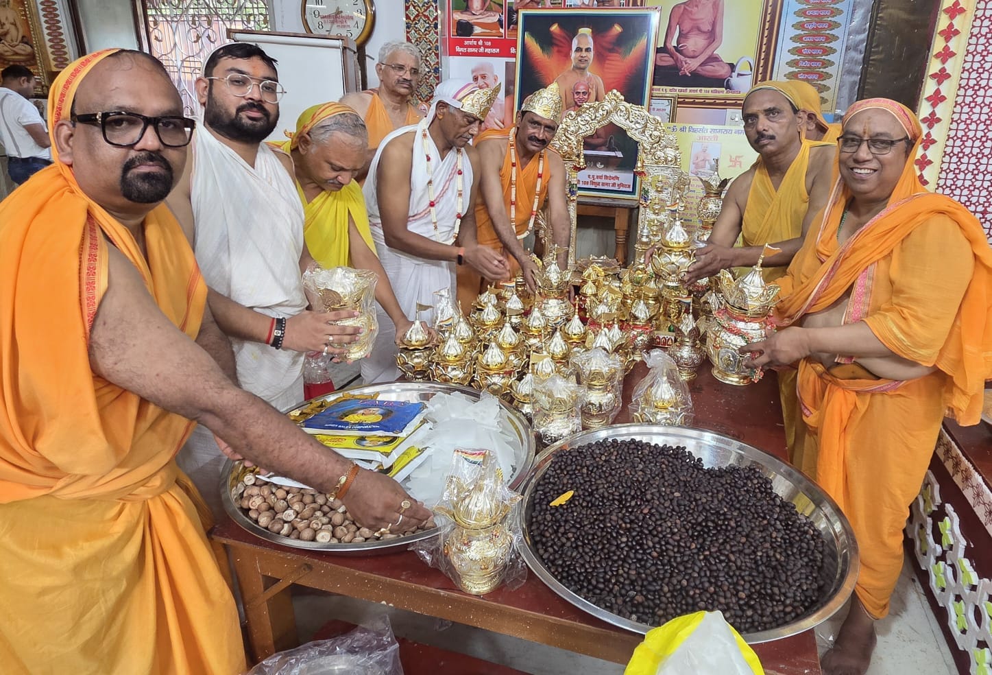 आशियाना स्थित दिगंबर जैन मंदिर में आयोजित चातुर्मास कलश स्थापना