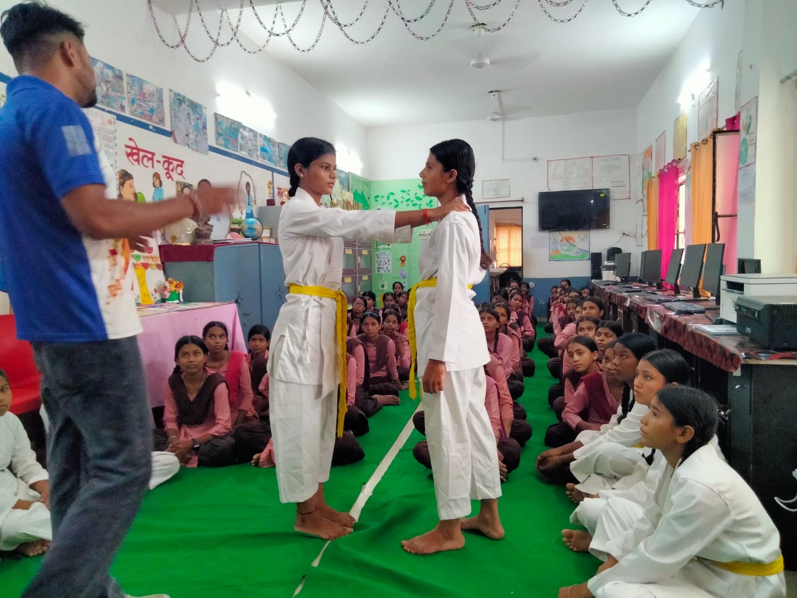 अपराजिता कार्यक्रम के दौरान छात्राओं को आत्मरक्षा का प्रशिक्षण देते प्रशिक्षक सूर्यप्रकाश पां