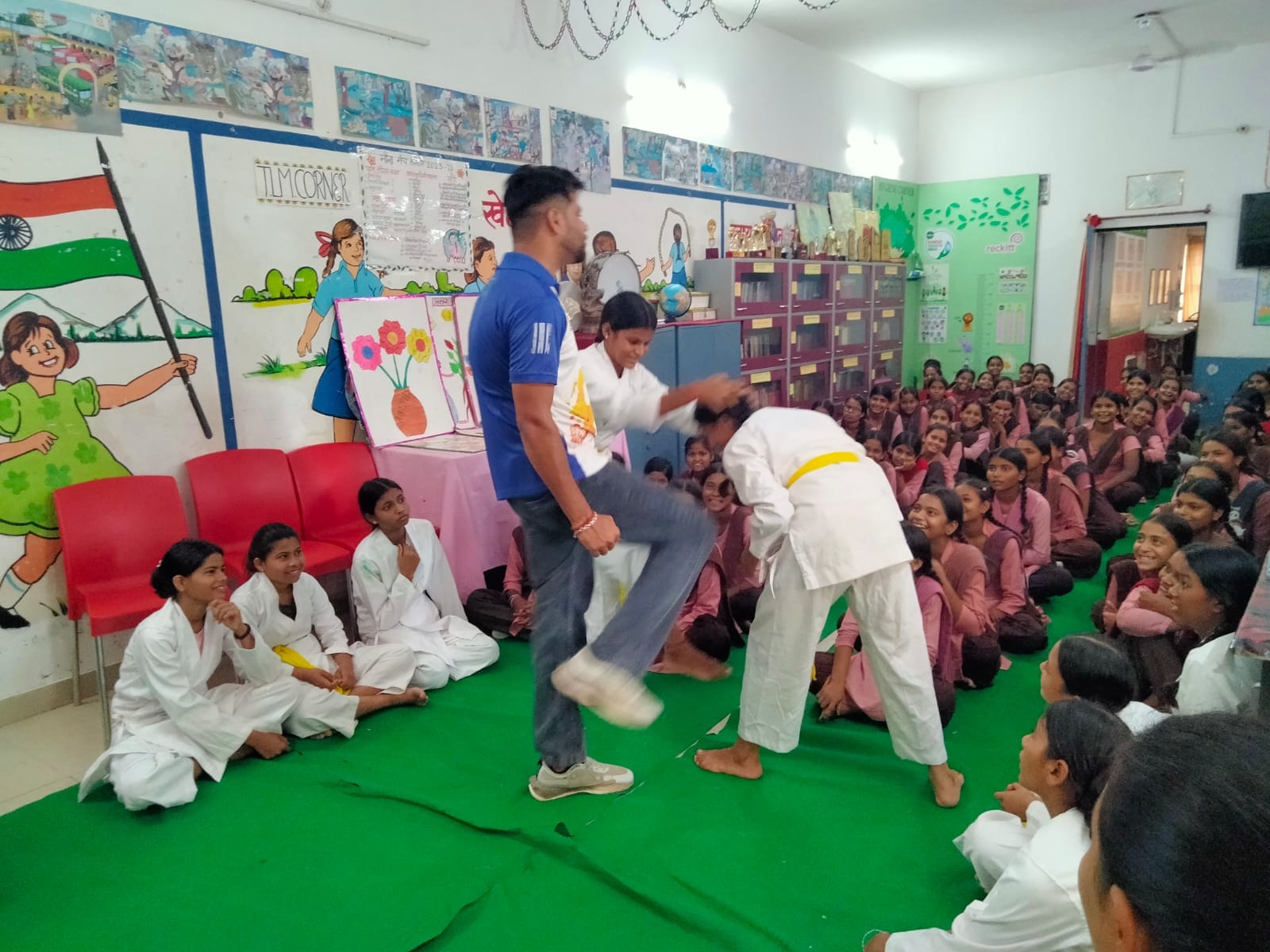अपराजिता कार्यक्रम के दौरान छात्राओं को आत्मरक्षा का प्रशिक्षण देते प्रशिक्षक सूर्यप्रकाश पां