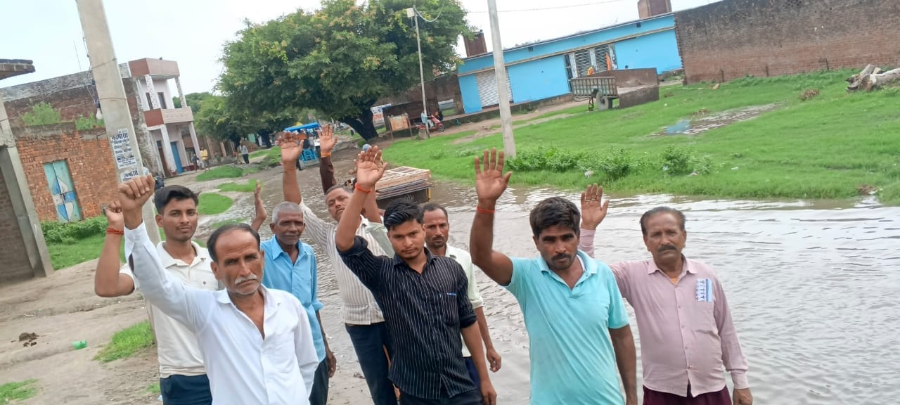 बांकेगंज में रेलवे स्टेशन मार्ग का धंसा हिस्सा। संवाद।