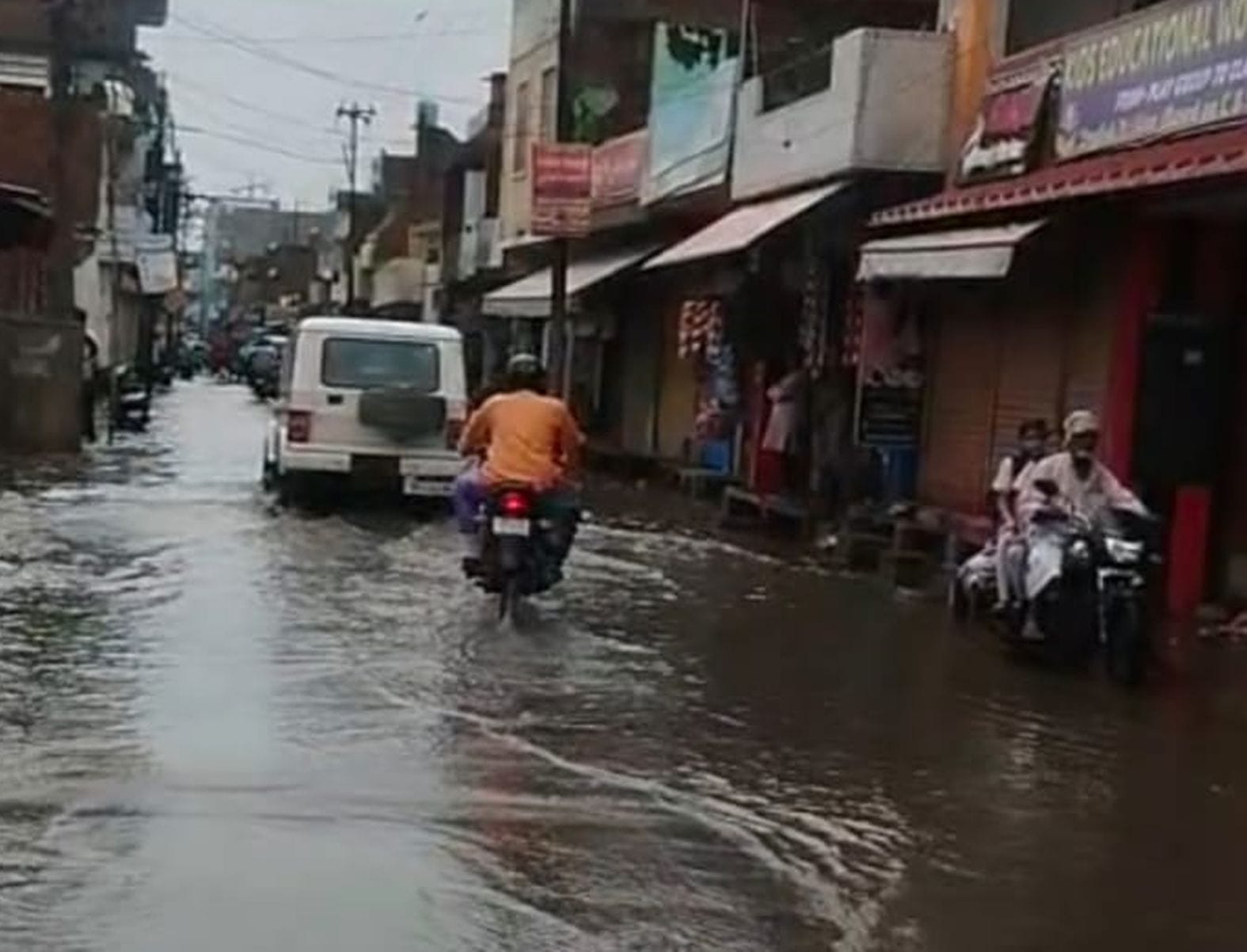 बारिश के कारण जगह जगह सड़कों पर जलभराव हो गया। 