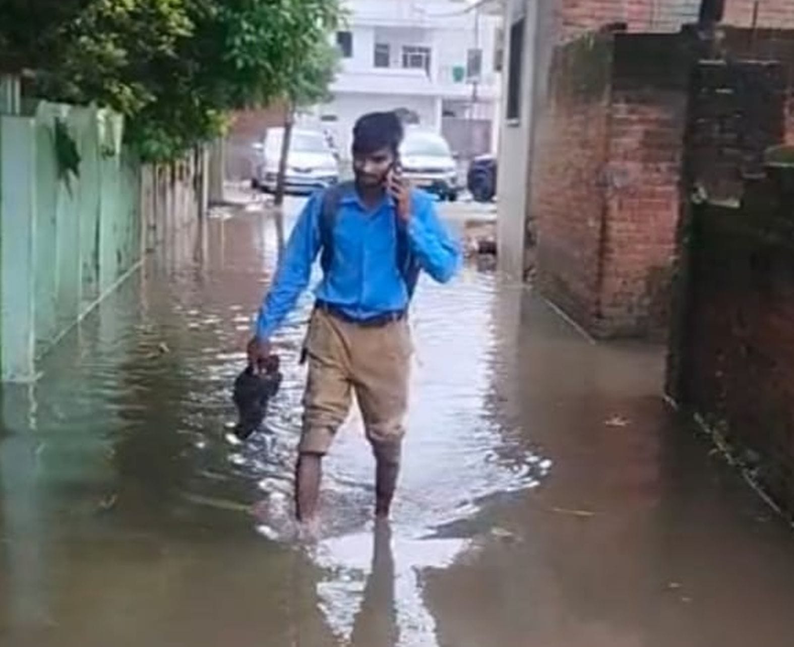 बारिश के कारण जगह जगह सड़कों पर जलभराव हो गया। 