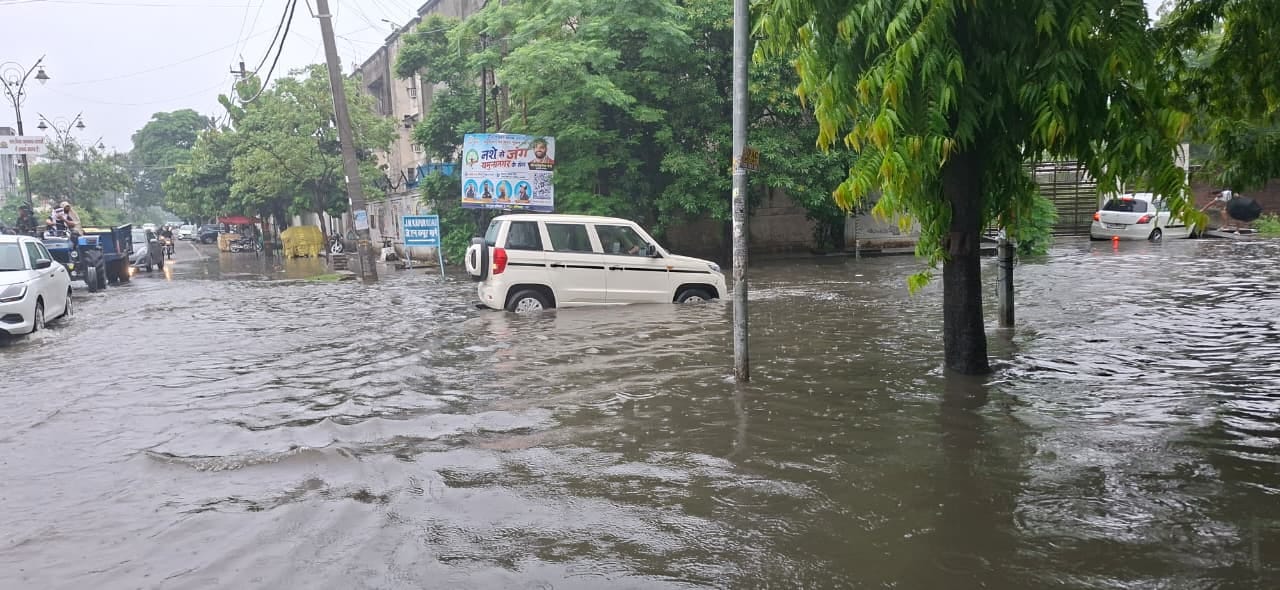 बारिश से शक्ति नगर में हुआ जलभराव। संवाद