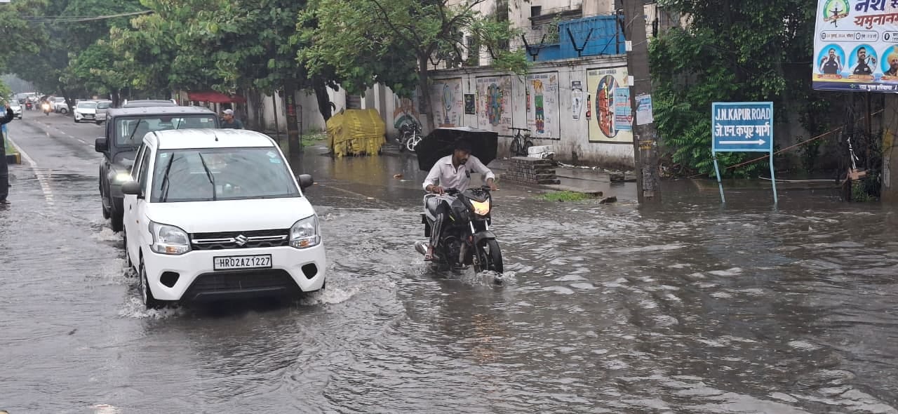 बारिश से शक्ति नगर में हुआ जलभराव। संवाद