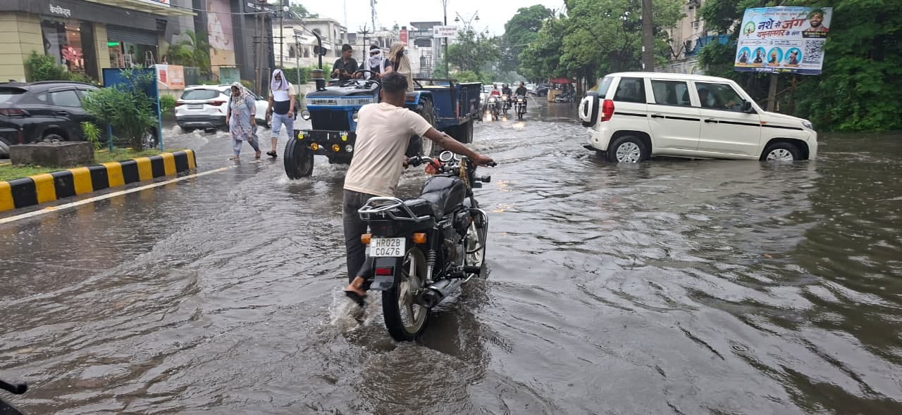 बारिश से शक्ति नगर में हुआ जलभराव। संवाद