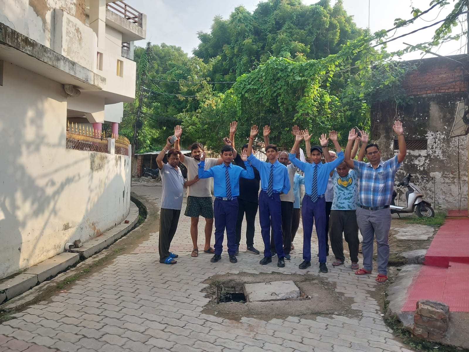 बदहाल सड़क और खुला मैनहोल।