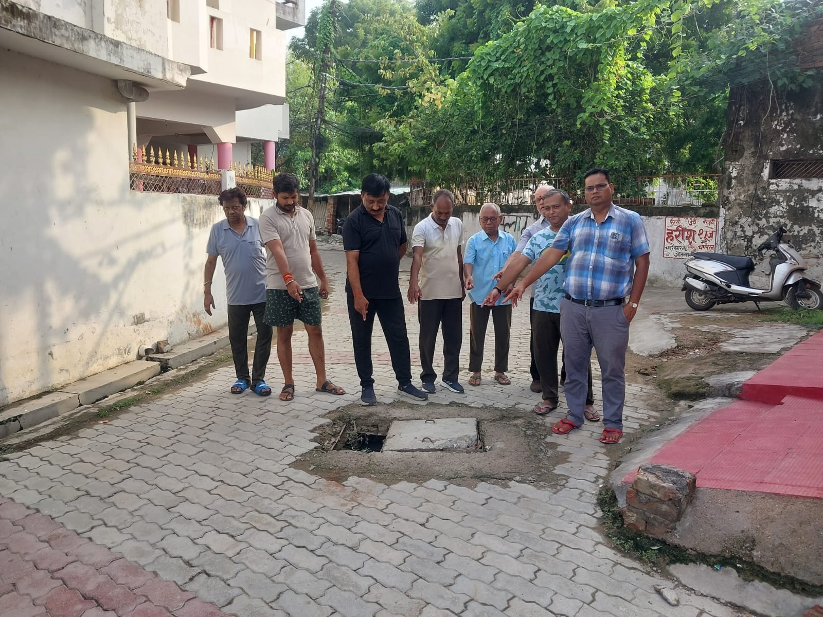 बदहाल सड़क और खुला मैनहोल।