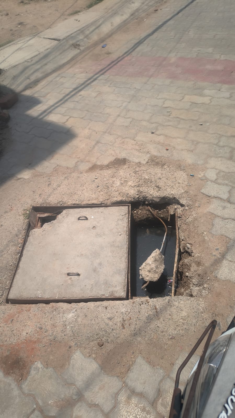 बदहाल सड़क और खुला मैनहोल।