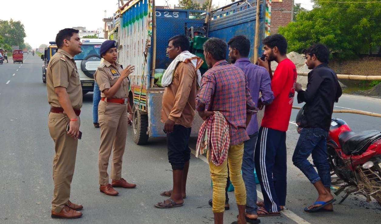 बुधवार को बूंदाबांदी के बीच मारहरा मार्ग से गुजरते कांवड़िए। संवाद बुधवार को बूंदाबांदी के बीच मारहरा मार्ग से गुजरते कांवड़िए। संवाद