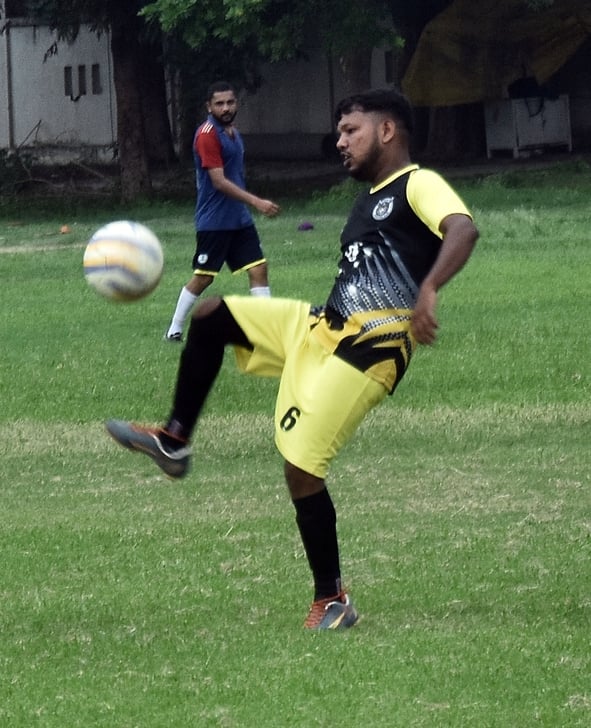 चाैक स्टेडियम में मैच के दाैरान गेंद पाने के लिए संघर्ष करते खिलाड़ी। - संवाद