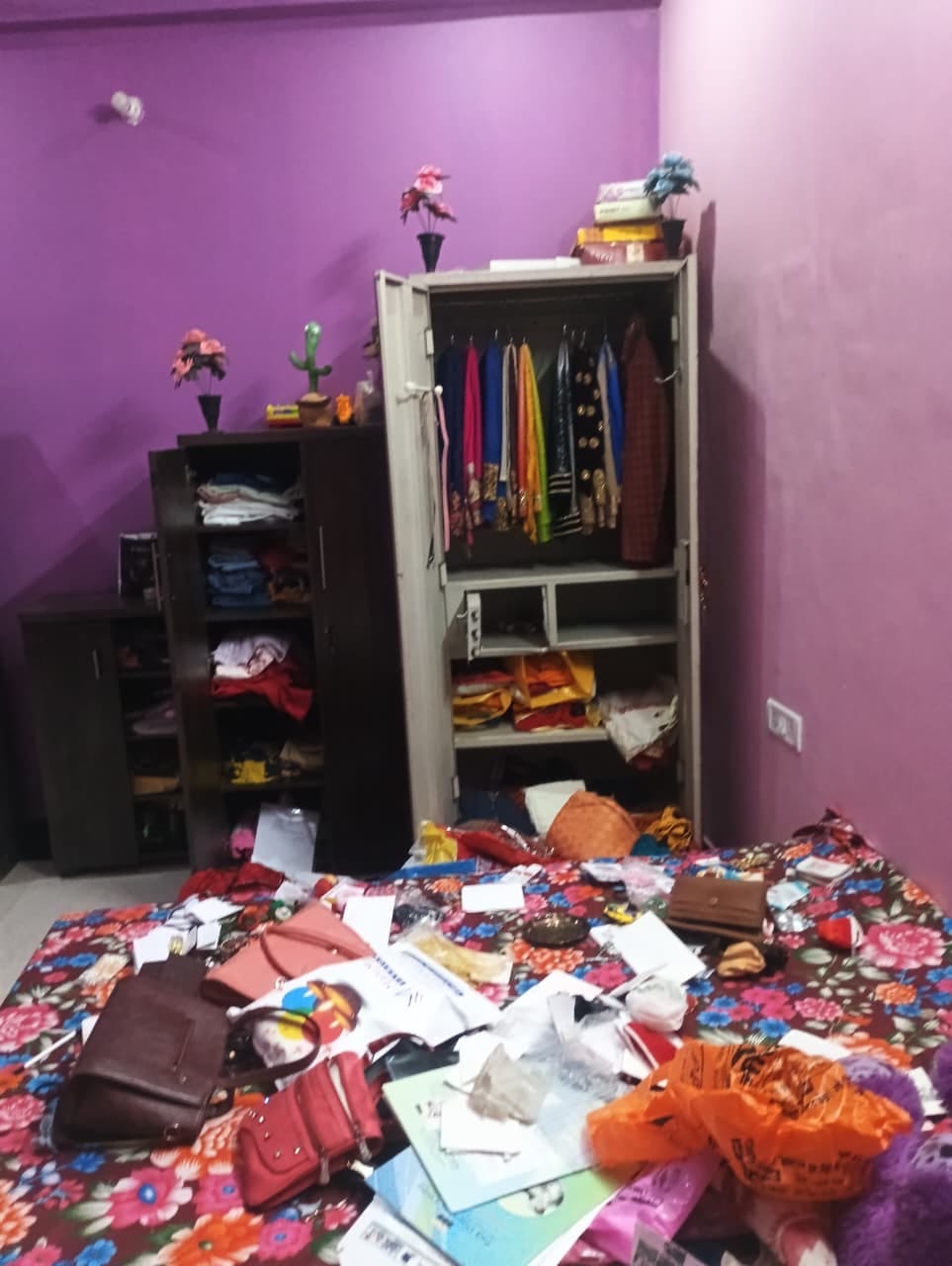 चोरी की घटना के बाद बिखरा पड़ा सामान। चोरी की घटना के बाद बिखरा पड़ा सामान।