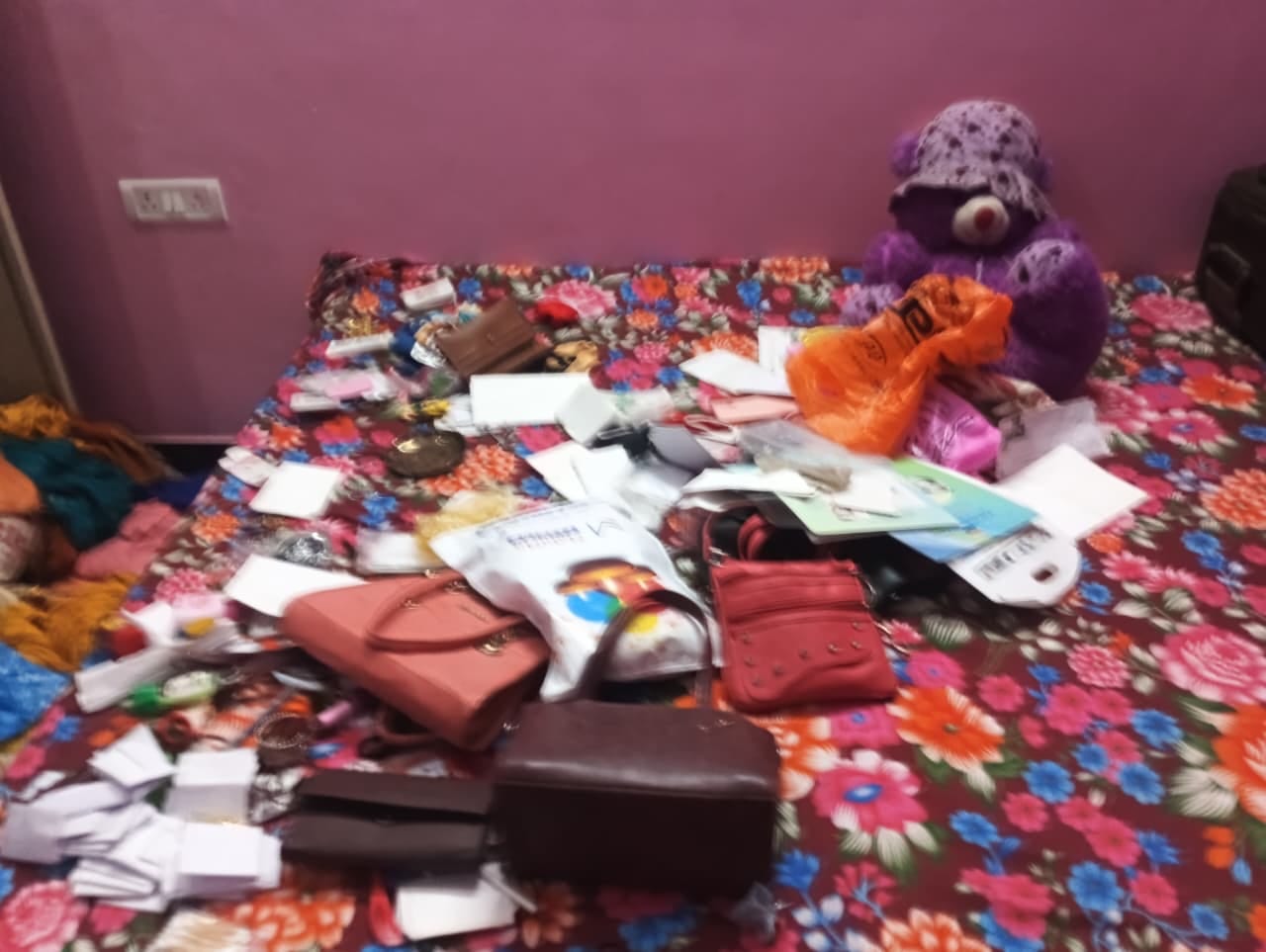 चोरी की घटना के बाद बिखरा पड़ा सामान। चोरी की घटना के बाद बिखरा पड़ा सामान।