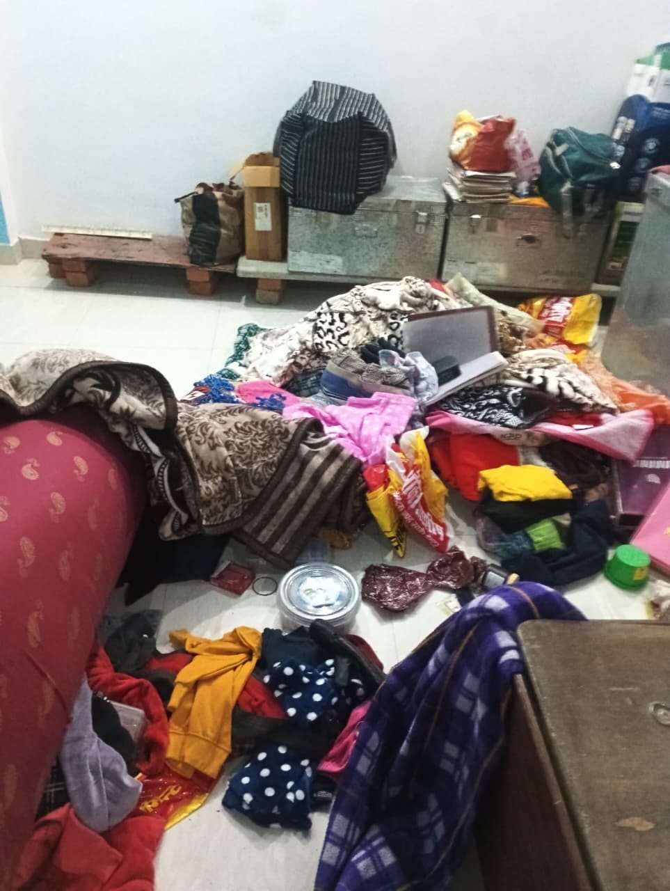 चोरी की घटना के बाद बिखरा पड़ा सामान। चोरी की घटना के बाद बिखरा पड़ा सामान।