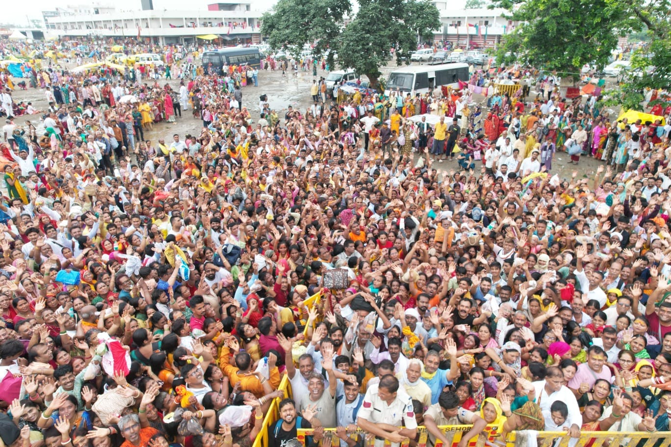 कुबेरेश्वरधाम में उमड़ा भक्ति का महासागर कुबेरेश्वरधाम में उमड़ा भक्ति का महासागर