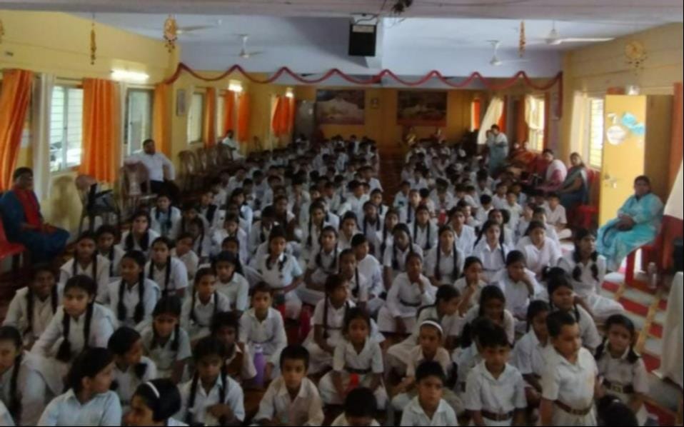 फोटो-10- हवन पूजन करते श्रद्धालु। संवाद