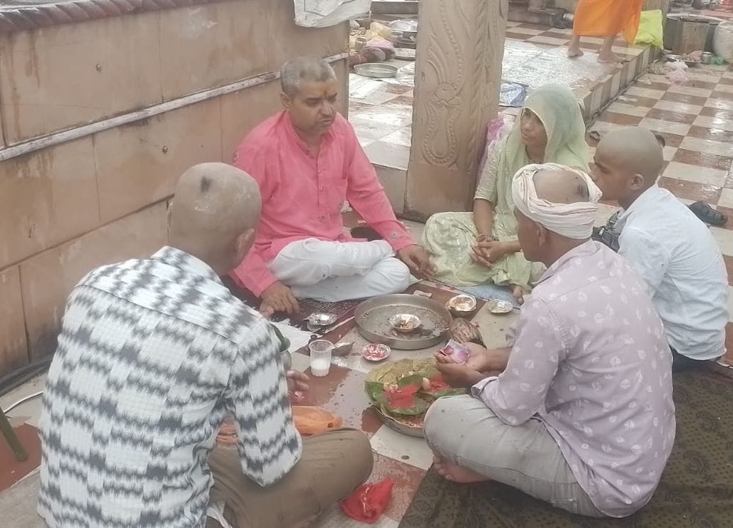 फोटो 10- सोरोंजी के लहरा गंगाघाट पर की गई बैरिकेडिंग के सहारे गंगास्नान करते । स्रोत संवाद