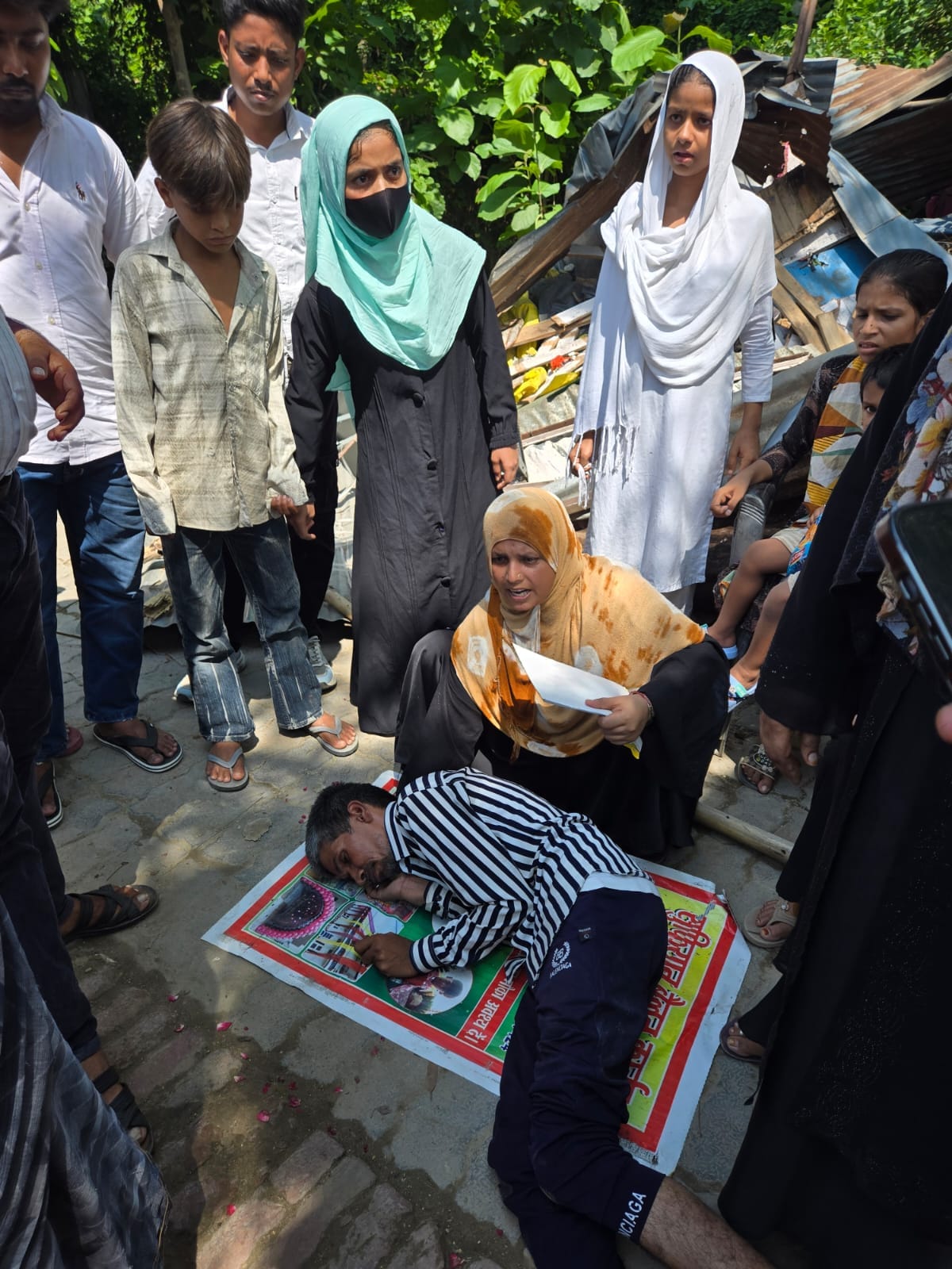 फोटो 41: कछौना में अतिक्रमण हटाती जेसीबी मशीन। संवाद फोटो 41: कछौना में अतिक्रमण हटाती जेसीबी मशीन। संवाद
