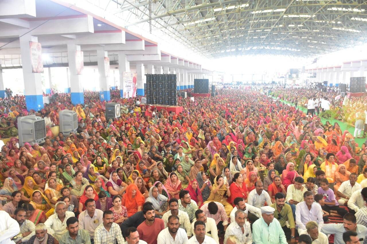 गुरु पूर्णिमा पर CM डॉ. मोहन यादव ने रविदास महाराज की चरण पादुका मे नमन गुरु पूर्णिमा पर CM डॉ. मोहन यादव ने रविदास महाराज की चरण पादुका मे नमन
