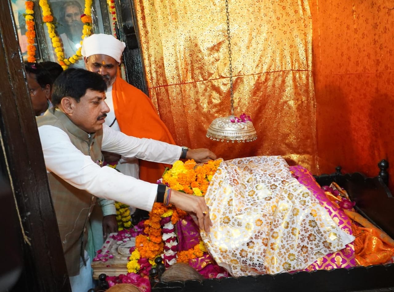 गुरु पूर्णिमा पर CM डॉ. मोहन यादव ने रविदास महाराज की चरण पादुका मे नमन गुरु पूर्णिमा पर CM डॉ. मोहन यादव ने रविदास महाराज की चरण पादुका मे नमन