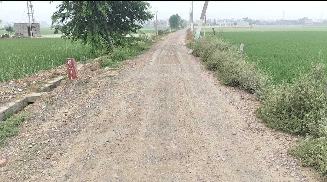 गांव पाई से पिलनी को जानी वाली सड़क पर अधूरा पड़ा निर्माण कार्य। संवाद
