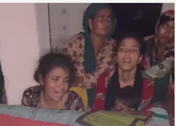 घटना के बाद बिलखते परिजन व जांच करती पुलिस।