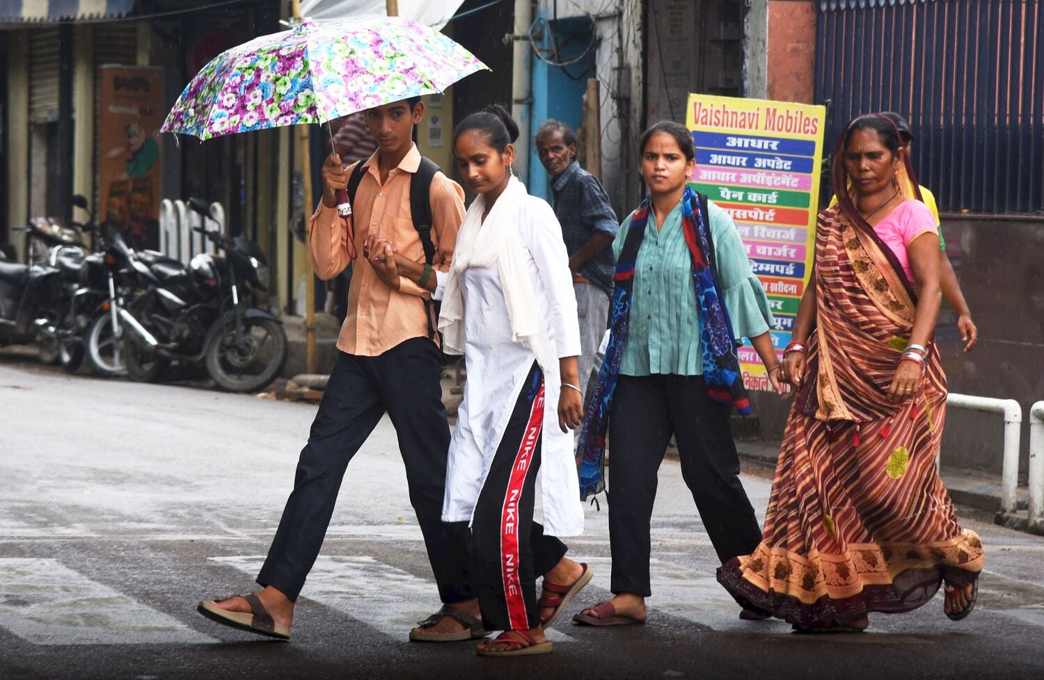 हजरतगंज में मंगलवार को रिमझिम बरसात हुई। 