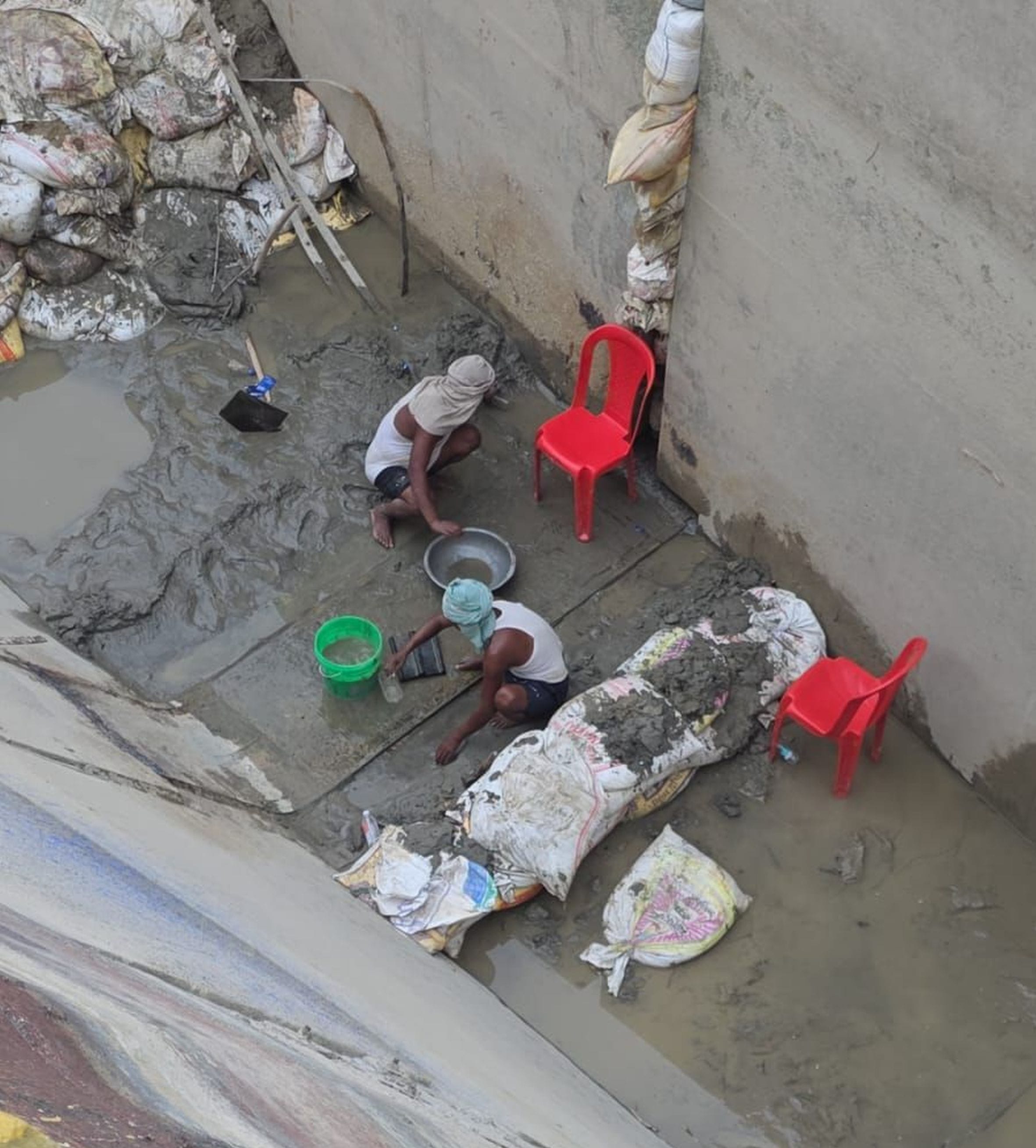 जगतपुर क्षेत्र में सूखा पड़ा रजबहा। जगतपुर क्षेत्र में सूखा पड़ा रजबहा।