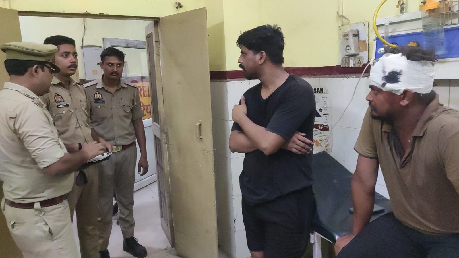 जिला अस्पताल की इमरजेंसी में मारपीट में घायल हुए लोगों से घटना की जानकारी लेती पुलिस। जिला अस्पताल की इमरजेंसी में मारपीट में घायल हुए लोगों से घटना की जानकारी लेती पुलिस।