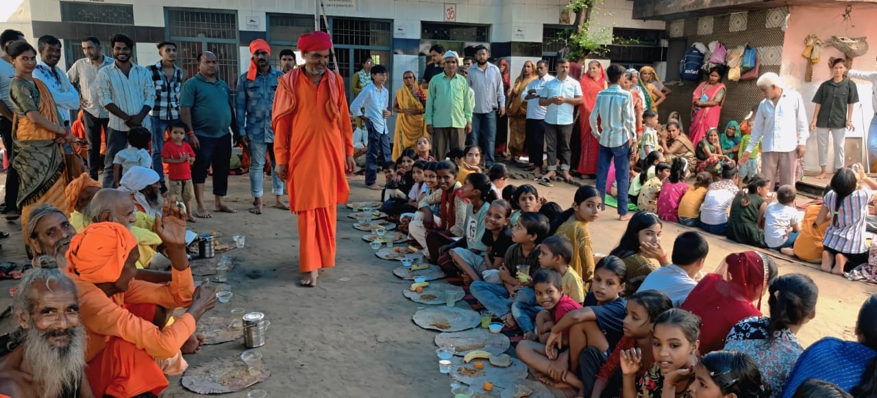 जलेसर के नागेश्वर मंदिर में समरसता संकल्प अभियान के तहत संत-गुरु पूजन के दौरान मौजूद महिला। संव