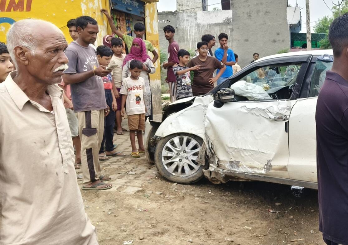 जींद रोड पर बिजली के खंभे से टकराने के बाद क्षतिग्रस्त कार