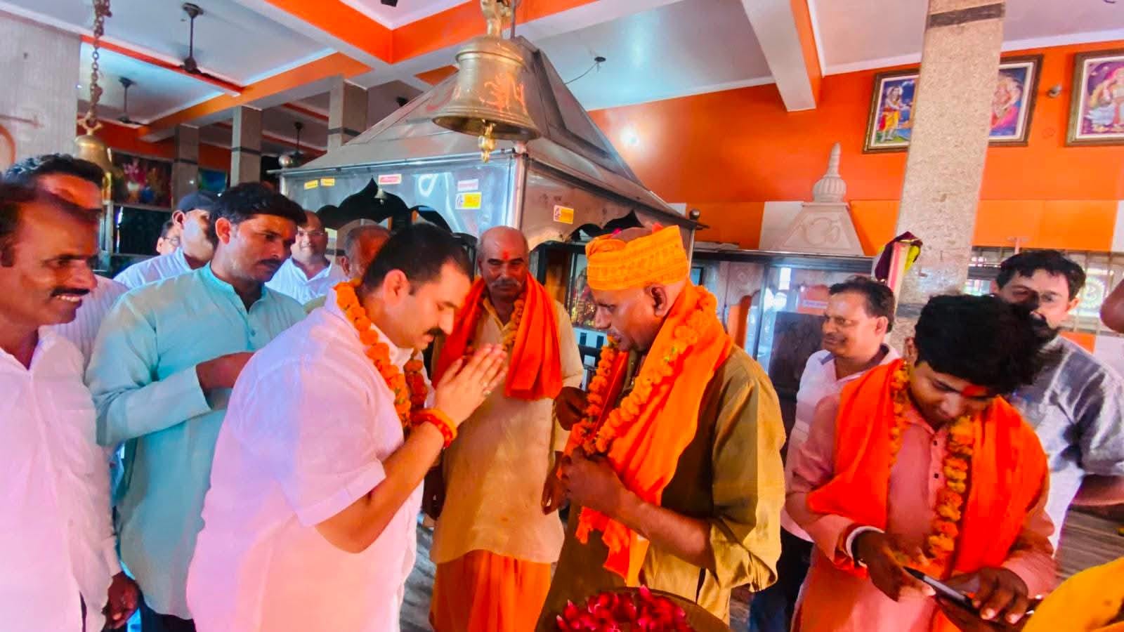 ज्योति कलश रथ का स्वागत करते हुए महिलाएं। स्रोत: आयोजक