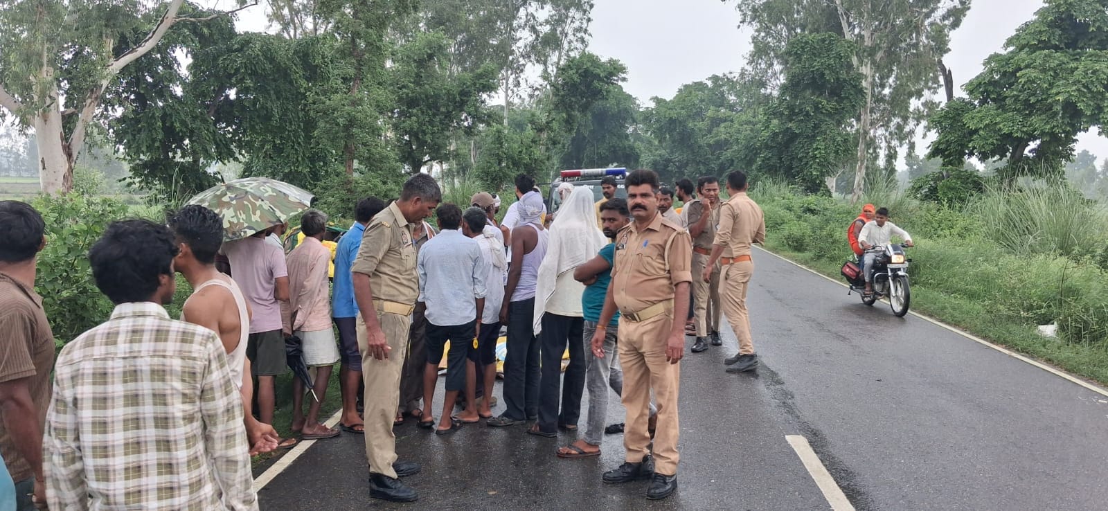कछला-शाहबाद हाईवे पर गांव बितरोई के पास हुए भीषण हादसे में क्षतिग्रस्त टेंपो। कछला-शाहबाद हाईवे पर गांव बितरोई के पास हुए भीषण हादसे में क्षतिग्रस्त टेंपो।