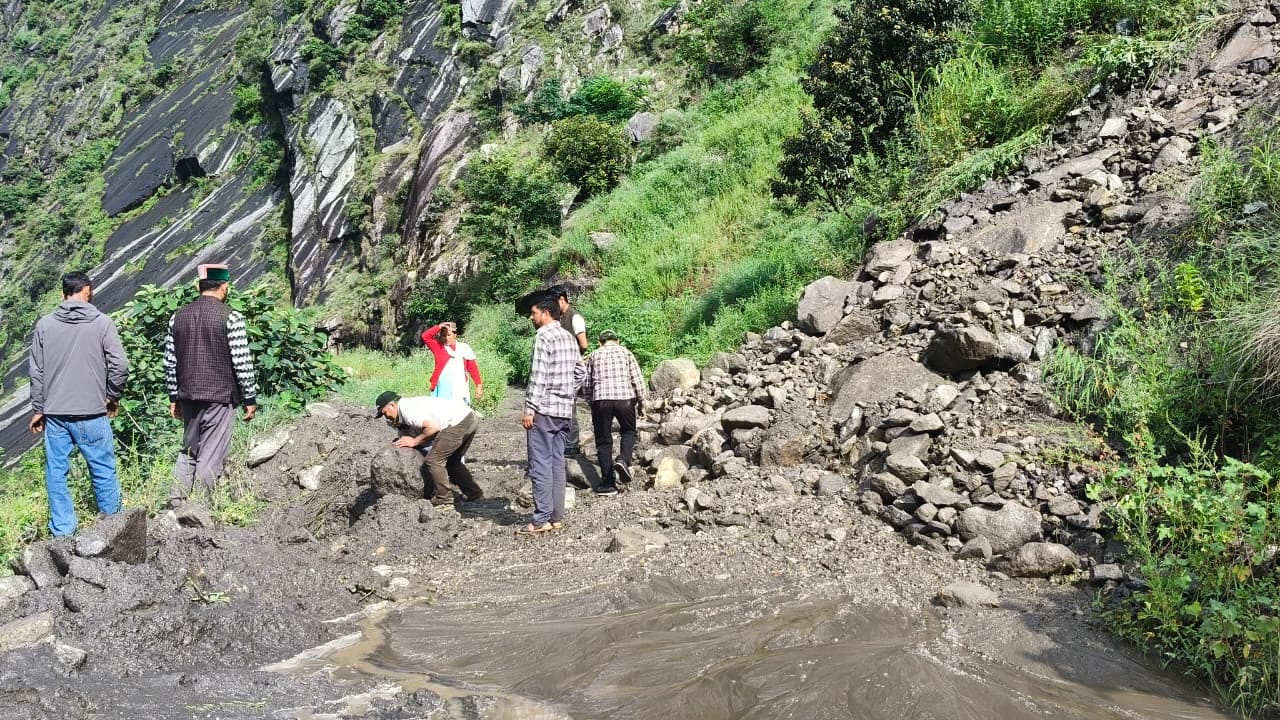 किन्नौर की चौरा-रूपी सडक़ को बहाल करने में जुटे ग्रामीण। स्रोत : जागरूक पाठक
