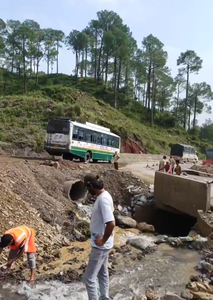 कोटरोपी में धंसा एनएच व गुजरते लोग। स्त्रोत- जागरूक पाठक कोटरोपी में धंसा एनएच व गुजरते लोग। स्त्रोत- जागरूक पाठक