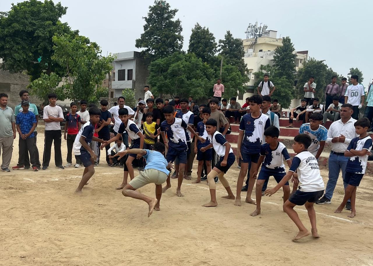 खिलाड़ियों से परिचय कर जिला स्तरीय खेलों का शुभारंभ करते जिला शिक्षा अधिकारी प्रमोद राणा व अ खिलाड़ियों से परिचय कर जिला स्तरीय खेलों का शुभारंभ करते जिला शिक्षा अधिकारी प्रमोद राणा व अ