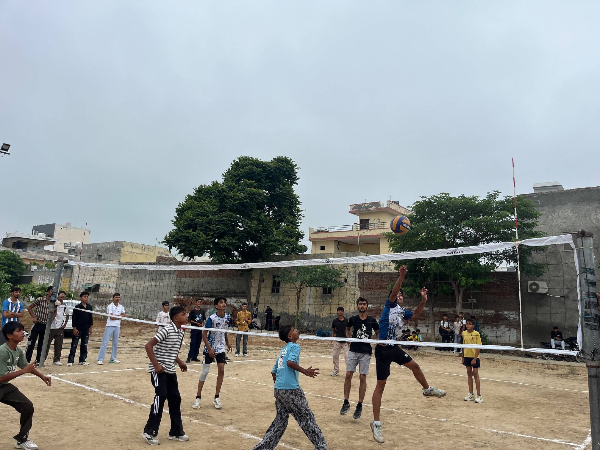खिलाड़ियों से परिचय कर जिला स्तरीय खेलों का शुभारंभ करते जिला शिक्षा अधिकारी प्रमोद राणा व अ खिलाड़ियों से परिचय कर जिला स्तरीय खेलों का शुभारंभ करते जिला शिक्षा अधिकारी प्रमोद राणा व अ