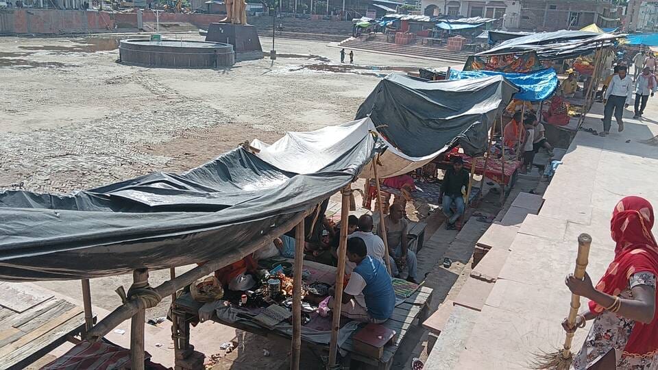 लखीमपुर मार्ग स्थित रिलायंस पेट्रोल पंप के पीछे पार्किंग स्थल पर खड़े मोबाइल शौचालय, पेयजल टैंक लखीमपुर मार्ग स्थित रिलायंस पेट्रोल पंप के पीछे पार्किंग स्थल पर खड़े मोबाइल शौचालय, पेयजल टैंक
