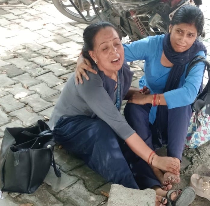 मेडिकल कॉलेज में स्कूल के स्टॉफ से पूछताछ करती पुलिस। संवाद