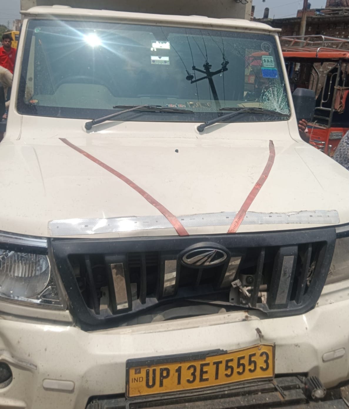 मेडिकल कॉलेज में स्कूल के स्टॉफ से पूछताछ करती पुलिस। संवाद
