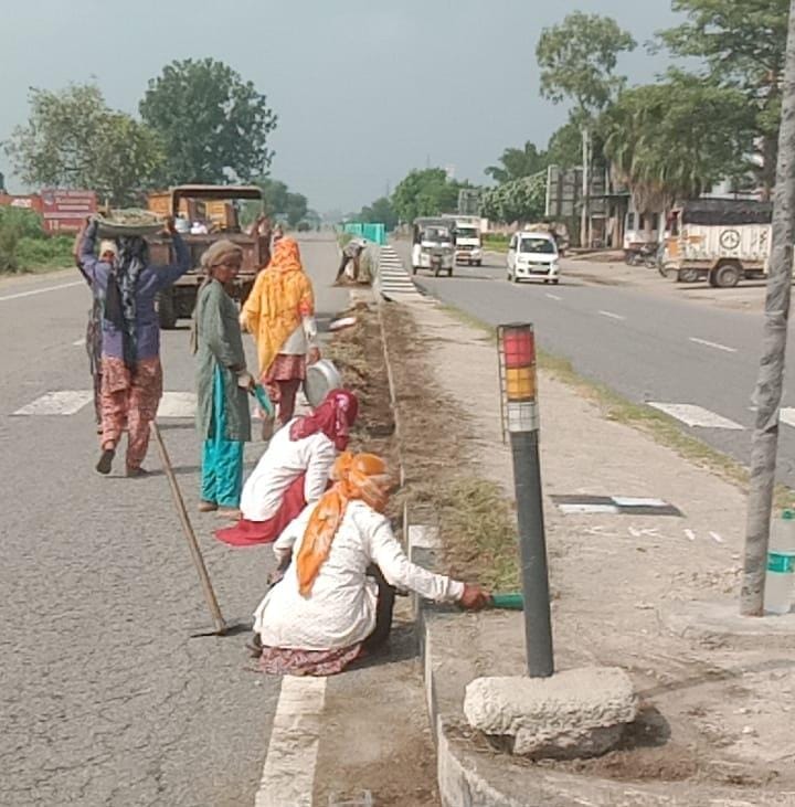 मुजफ्फरनगर मार्ग पर रूट डायवर्जन के लिए बेरिकेड्स लगाते कर्मचारी। नगर पालिका