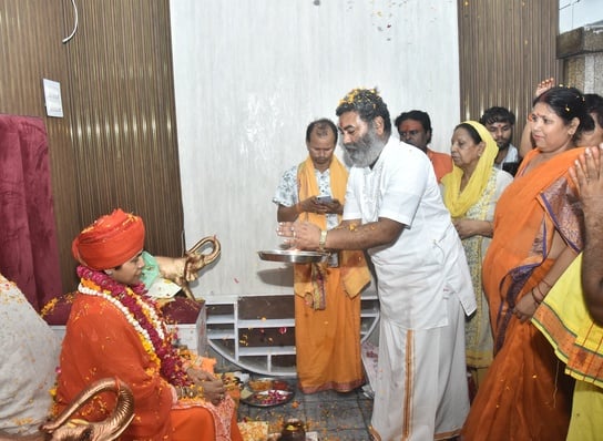मनकामेश्वर मंदिर को सजाया गया व बाबा का अभिषेक हुआ। -संवाद
