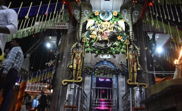 मनकामेश्वर मंदिर को सजाया गया व बाबा का अभिषेक हुआ। -संवाद