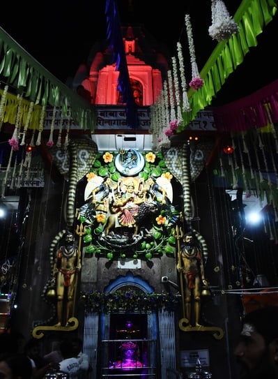 मनकामेश्वर मंदिर को सजाया गया व बाबा का अभिषेक हुआ। -संवाद