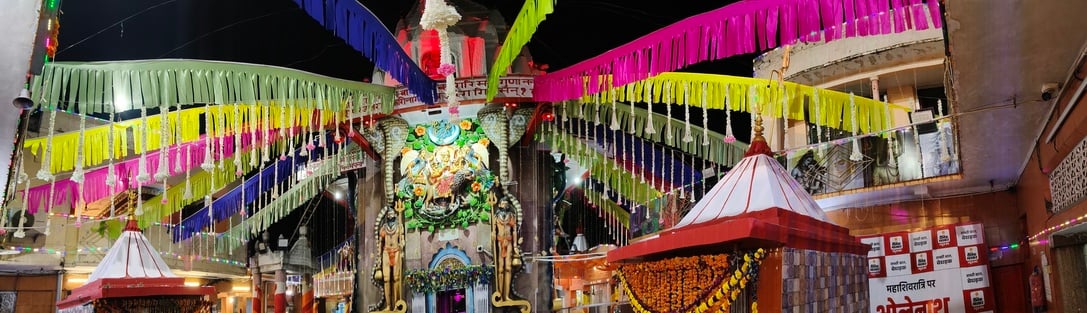मनकामेश्वर मंदिर को सजाया गया व बाबा का अभिषेक हुआ। -संवाद