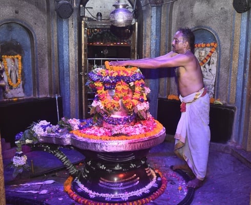 मनकामेश्वर मंदिर को सजाया गया व बाबा का अभिषेक हुआ। -संवाद