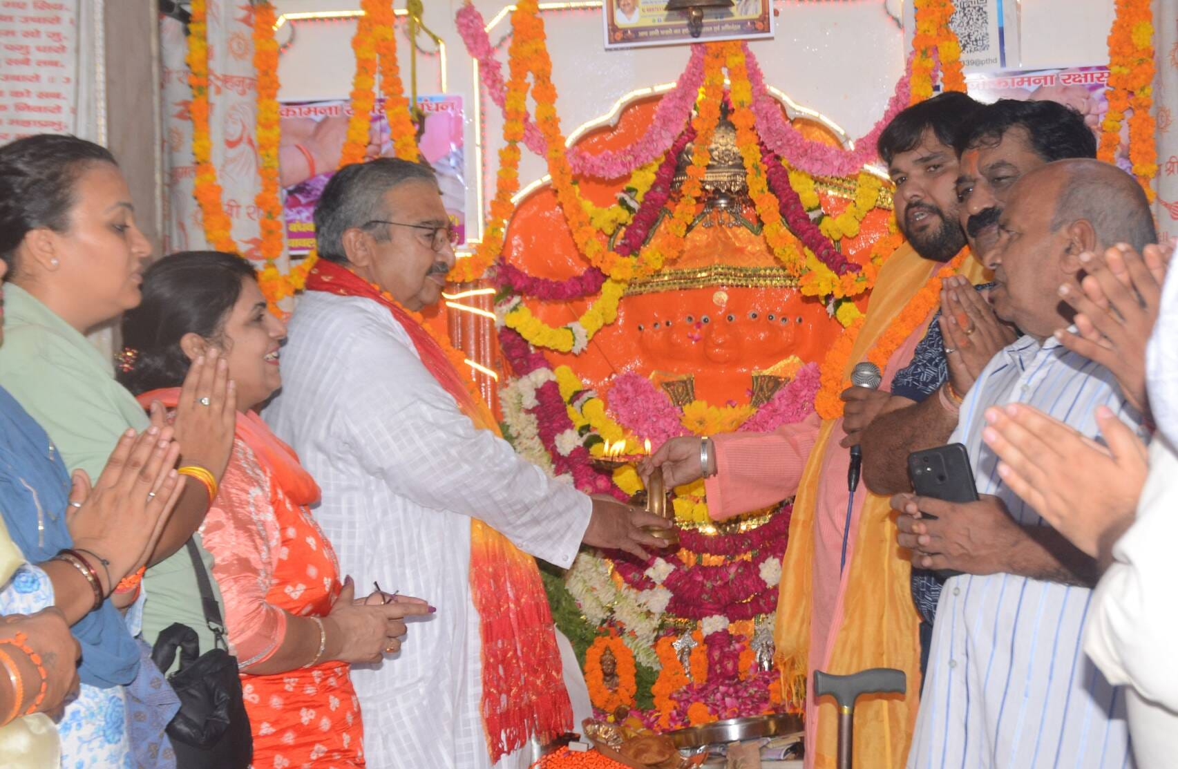मेरठ..कंवलजीत..गुरु पूर्णिमा के अवसर पर बाबा ओघड़नाथ मंदिर में पुजारियों को सम्मानित करते भाजपा मेरठ..कंवलजीत..गुरु पूर्णिमा के अवसर पर बाबा ओघड़नाथ मंदिर में पुजारियों को सम्मानित करते भाजपा