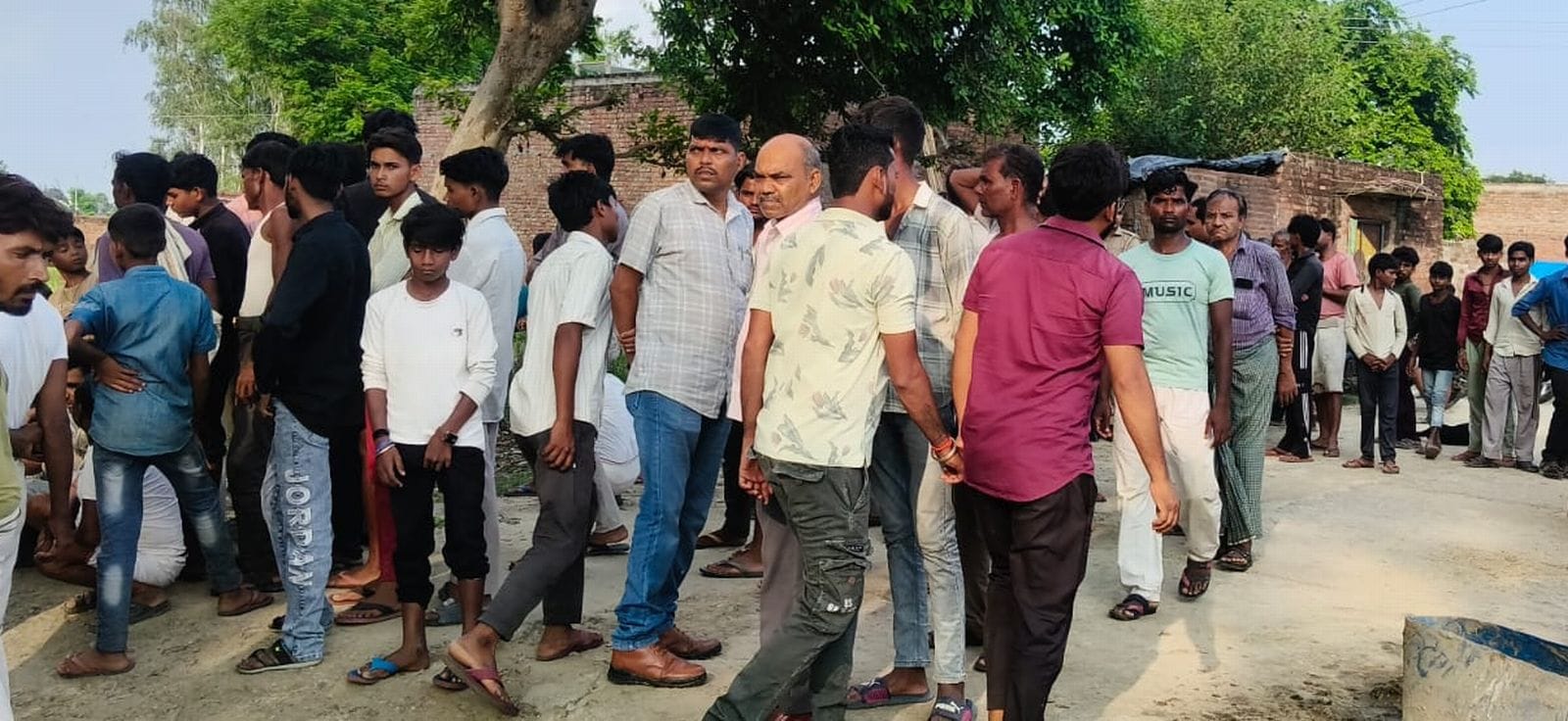 मंदिर परिसर में हवन करा रहे थे। पंडित मुनेद्र पाठक मंदिर परिसर में हवन करा रहे थे। पंडित मुनेद्र पाठक