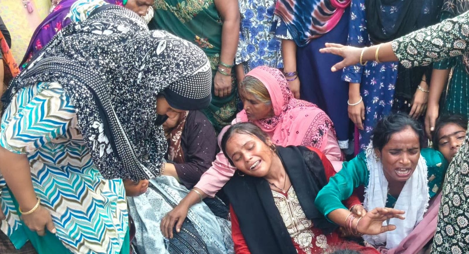 मंदिर परिसर में हवन करा रहे थे। पंडित मुनेद्र पाठक मंदिर परिसर में हवन करा रहे थे। पंडित मुनेद्र पाठक