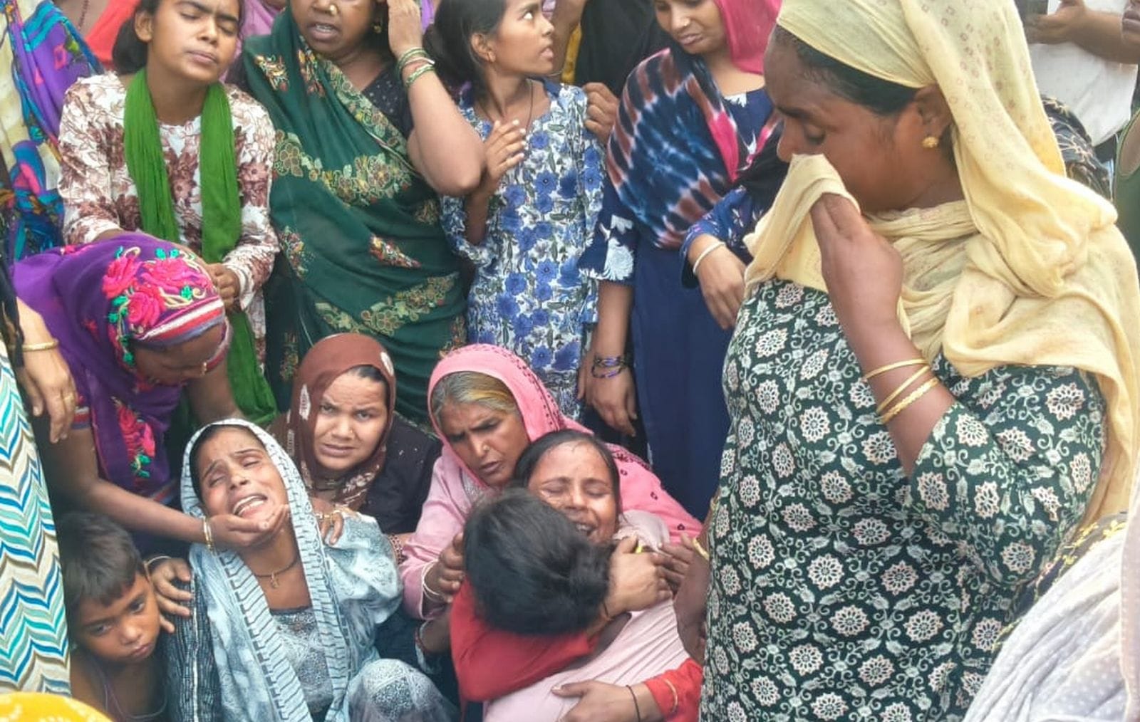 मंदिर परिसर में हवन करा रहे थे। पंडित मुनेद्र पाठक मंदिर परिसर में हवन करा रहे थे। पंडित मुनेद्र पाठक