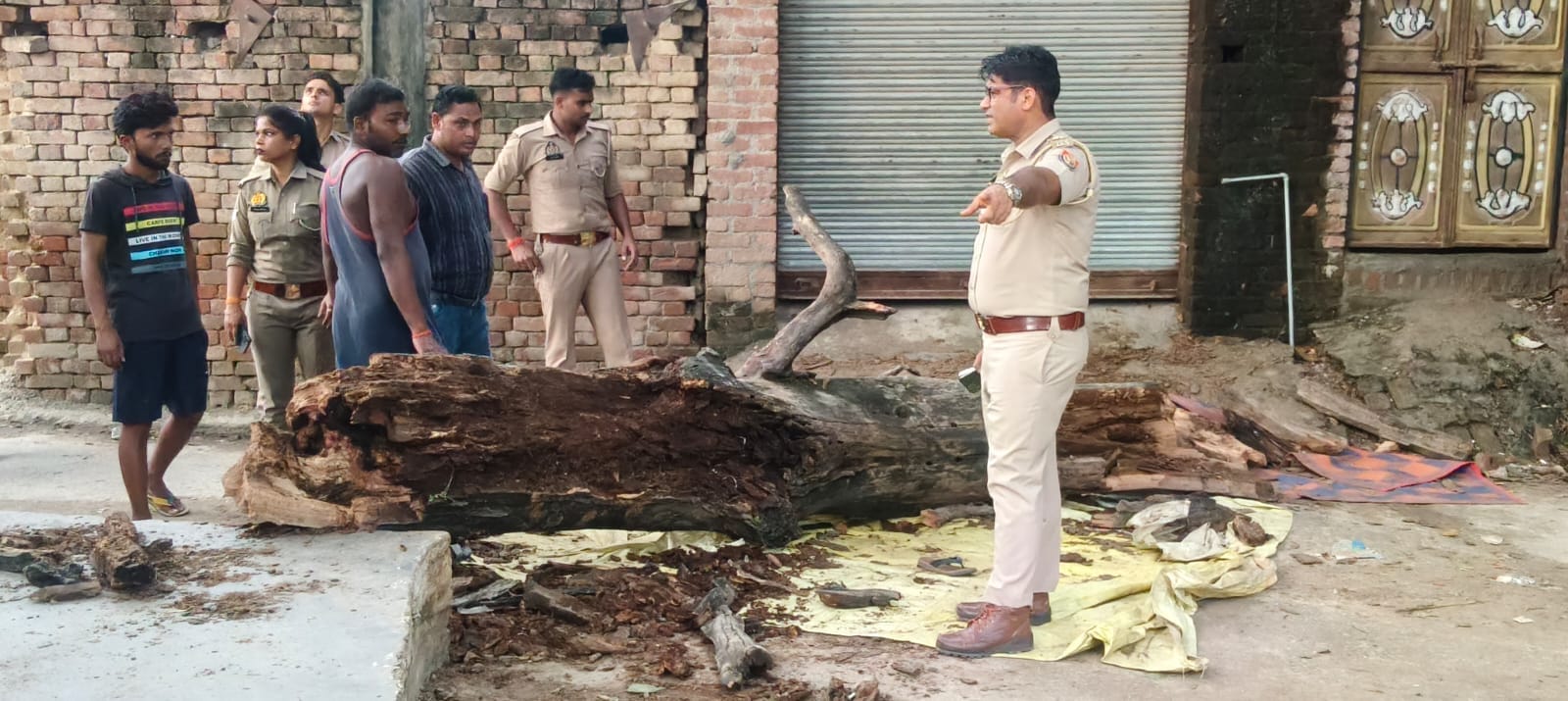 मंदिर परिसर में हवन करा रहे थे। पंडित मुनेद्र पाठक मंदिर परिसर में हवन करा रहे थे। पंडित मुनेद्र पाठक